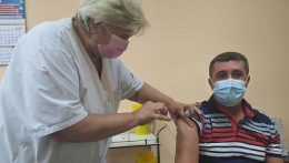 ПРЕДСЕДНИК ОПШТИНЕ ВЛАСОТИНЦЕ ПРИМИО ТРЕЋУ ДОЗУ ВАКЦИНЕ – ПОЗИВА ГРАЂАНЕ ДА СЕ ВАКЦИНИШУ