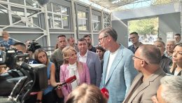 ПРЕДСЕДНИК РЕПУБЛИКЕ У ВЛАСОТИНЦУ: „ДВА ПУТНА ПРАВЦА И ВРТИЋ – ОБЕЋАЛИ СМО, ИСПУНИЋЕМО“