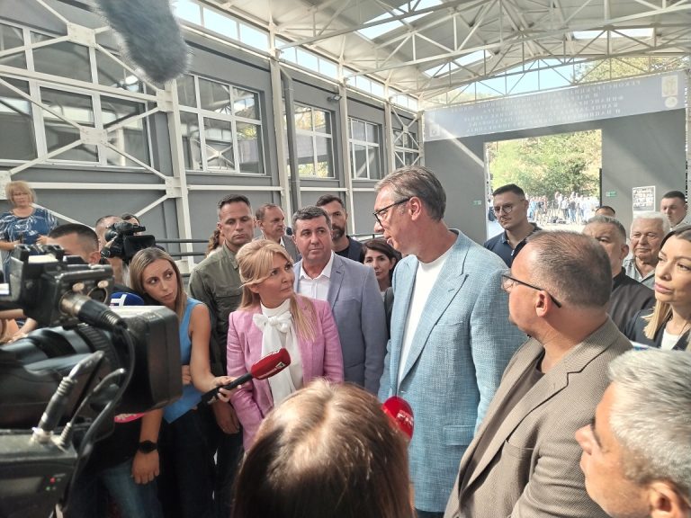 ПРЕДСЕДНИК РЕПУБЛИКЕ У ВЛАСОТИНЦУ: „ДВА ПУТНА ПРАВЦА И ВРТИЋ – ОБЕЋАЛИ СМО, ИСПУНИЋЕМО“